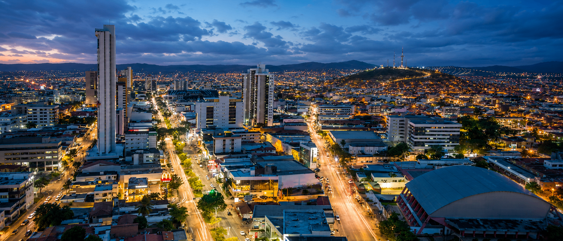 Vista aérea de Caruaru, PE ao entardecer — imagem hero da Metalúrgica Urbana